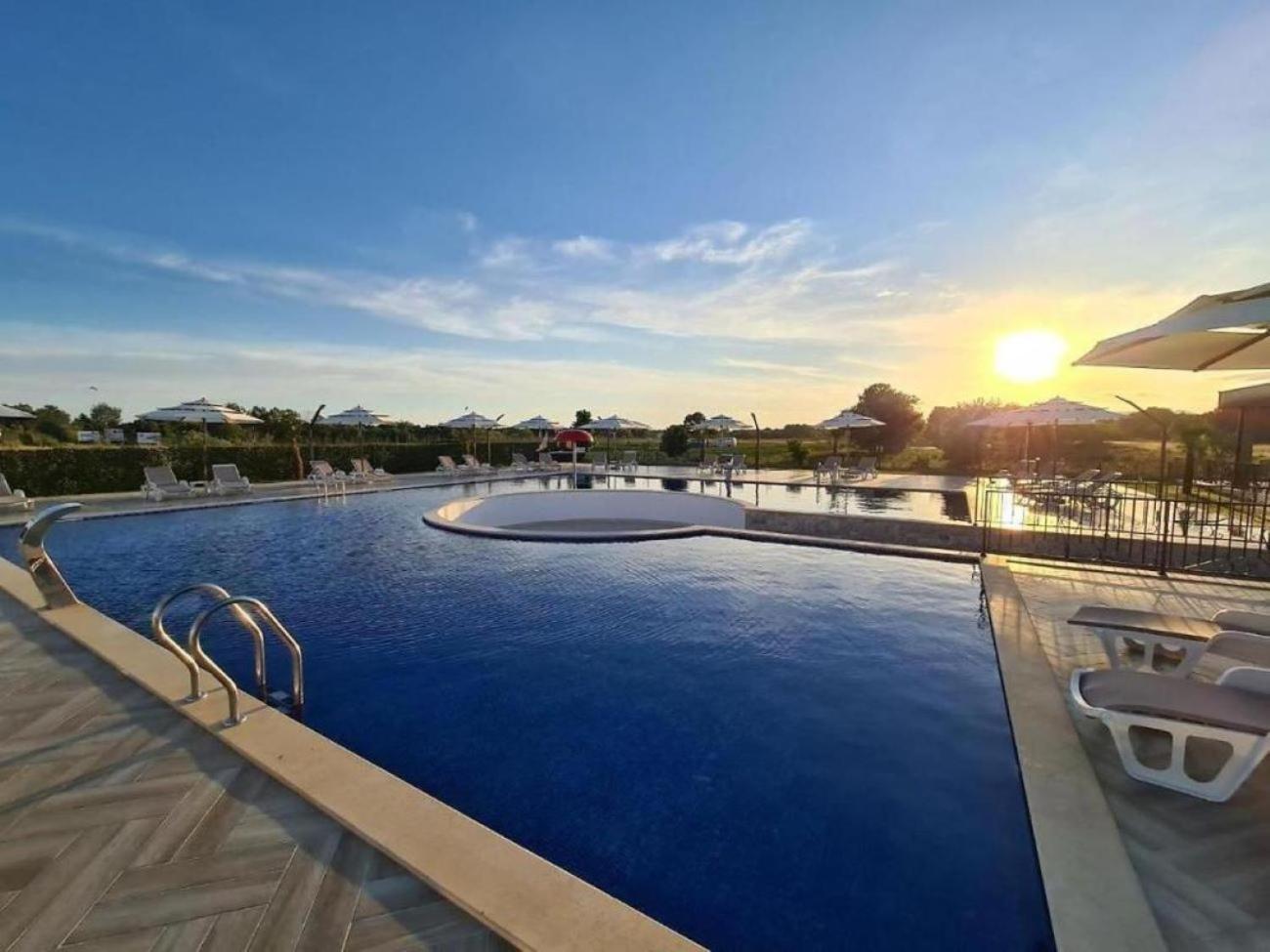 Imperial Family Resort Улцин Екстериор снимка